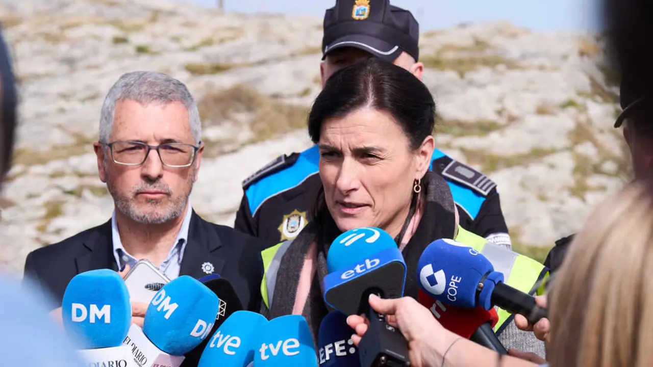 La acaldesa de Santander, Gema Igual, atiende a los medios durante las tareas de rescate en la playa de El Bocal. / EP