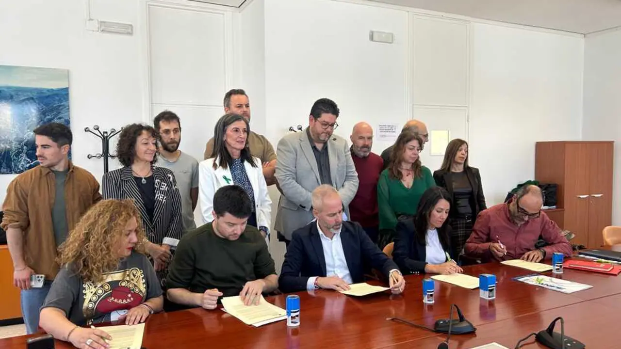 Firma del acuerdo sobre la subida salarial docente. / a.e
