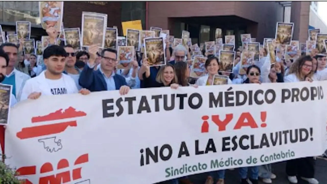 M&eacute;dicos y estudiantes se concentran en Cantabria para reclamar un estatuto propio de la profesi&oacute;n m&eacute;dica y denunciar la falta de avances en las negociaciones con el Ministerio de Sanidad.