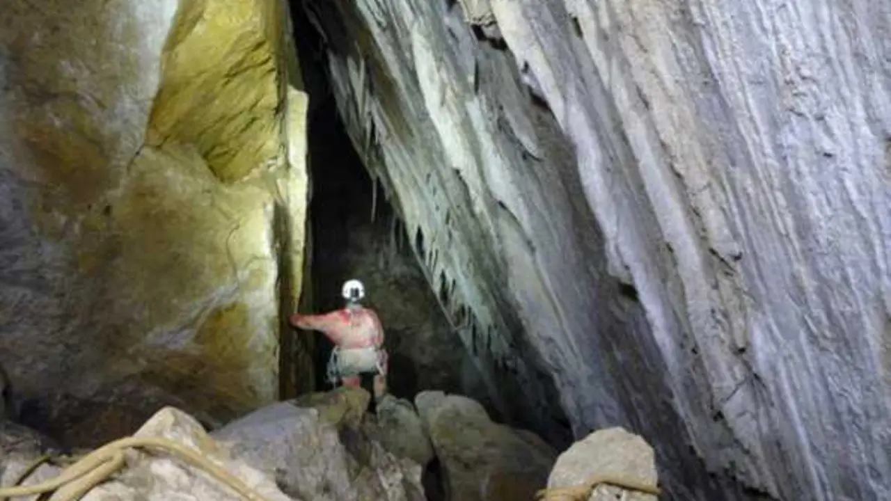 El subsuelo de Cantabria esconde un laberinto natural de dimensiones extraordinarias que contin&uacute;a ampli&aacute;ndose con cada nueva expedici&oacute;n cient&iacute;fica. / altodeltejuelo