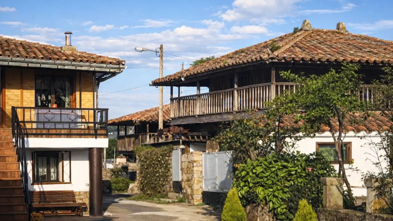Cerca de Cantabria, este pueblo asturiano se ha convertido en un referente para conocer los h&oacute;rreos y la vida tradicional. / YT