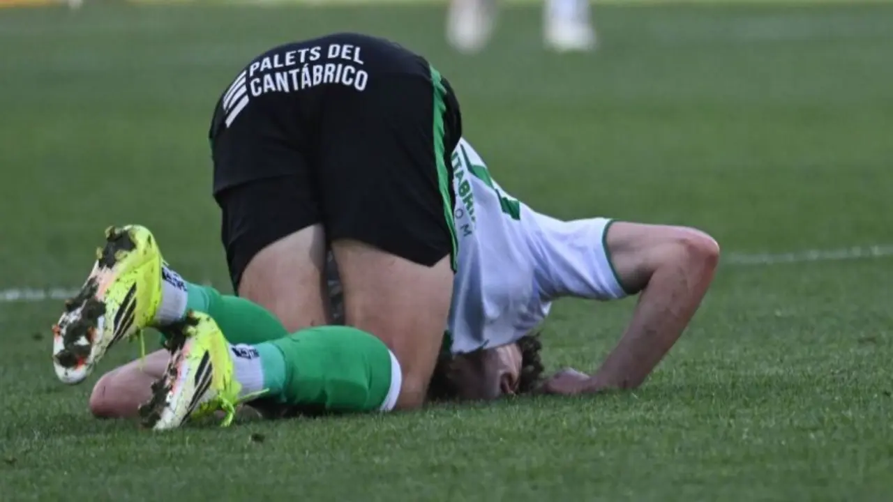 Un jugador del Racing de Santander se lamenta sobre el c&eacute;sped de El Sardinero tras la contundente derrota por 0-4 ante el Albacete.