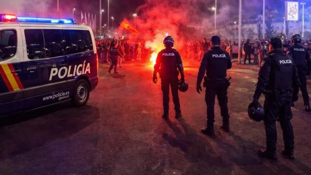 Agentes de la Polic&iacute;a Nacional durante un dispositivo de seguridad en las inmediaciones del estadio de El Sardinero, en Santander, en una imagen de archivo.