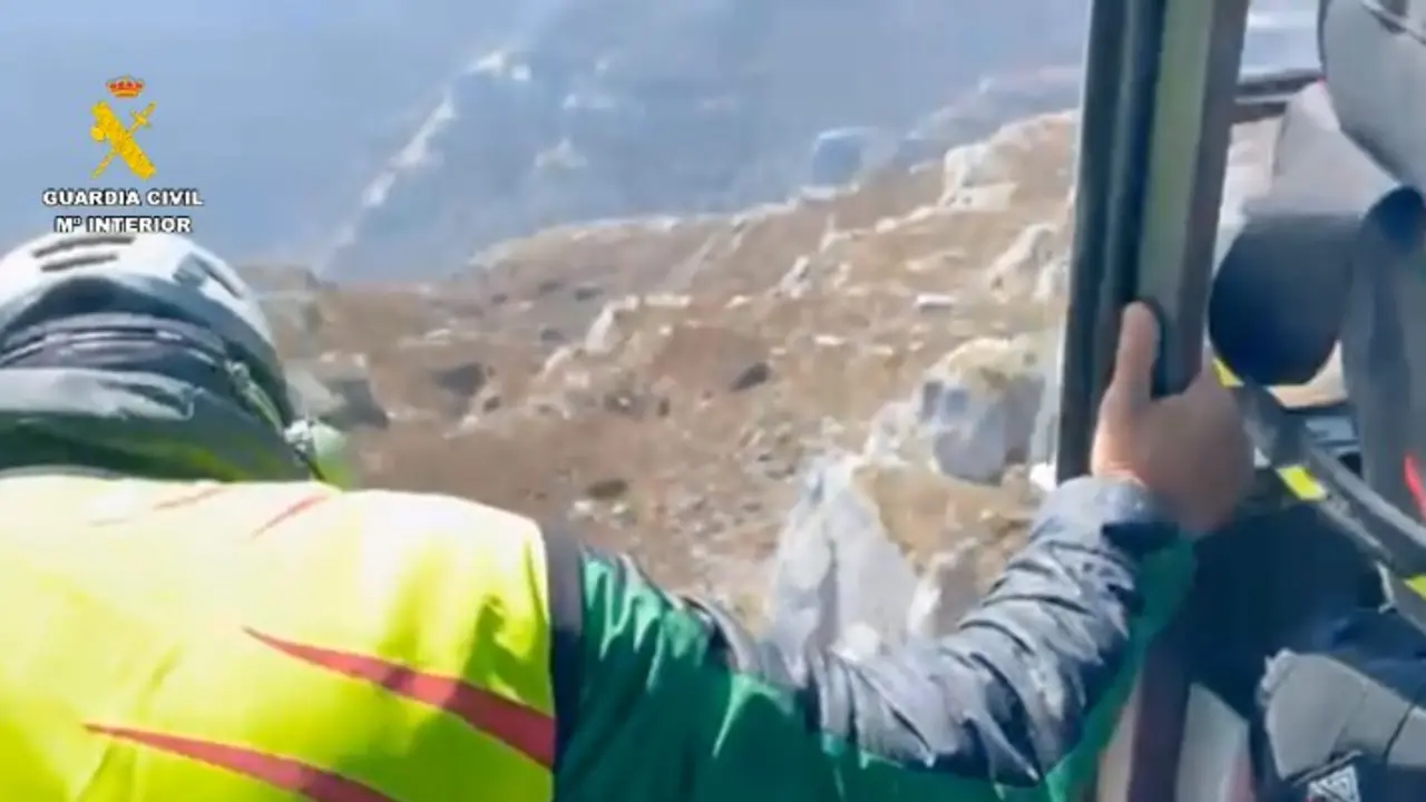 Un helic&oacute;ptero de la Guardia Civil participa en las labores de b&uacute;squeda y rescate del senderista fallecido en la zona de Rolac&iacute;as, en Arredondo, durante el operativo desplegado en monta&ntilde;a.