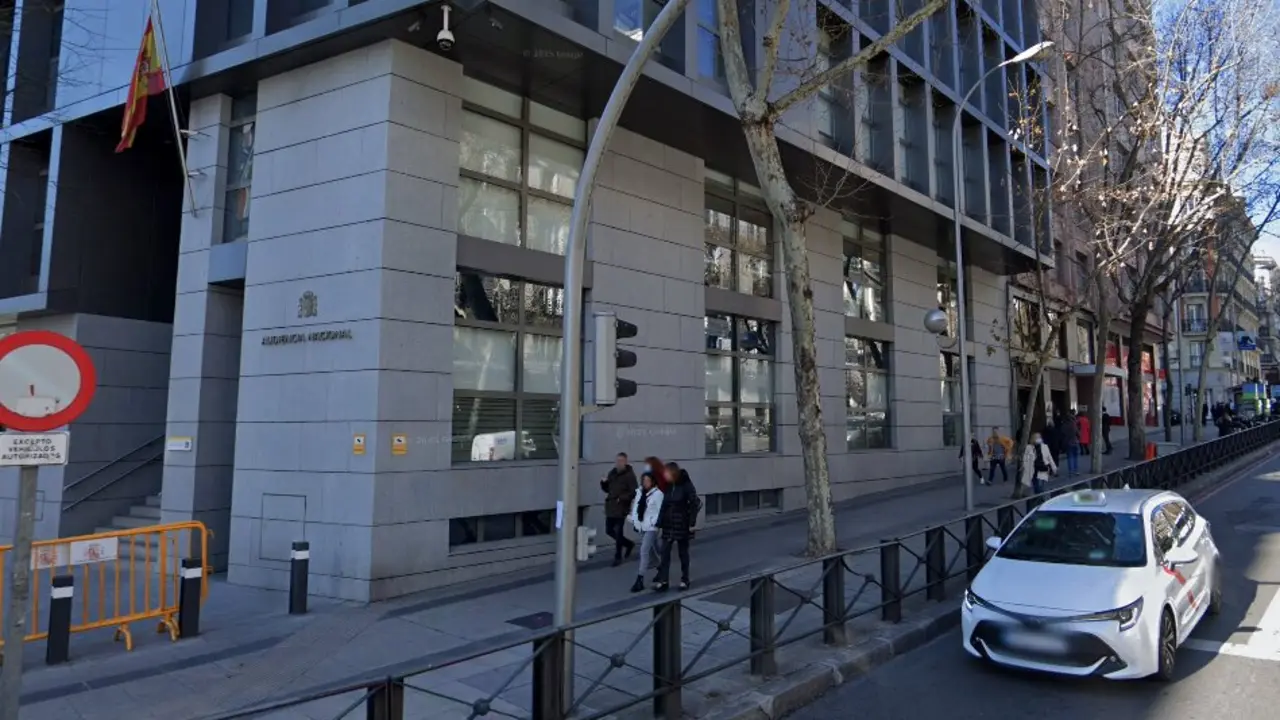 La Polic&iacute;a investiga a un empresario que, tras conocer una causa en su contra, decidi&oacute; instalarse junto a la Audiencia Nacional para controlar su evoluci&oacute;n. / A.E