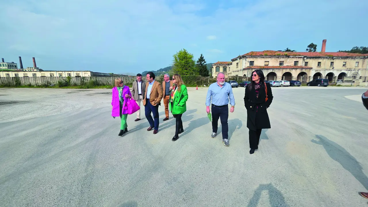 Representantes de Vox, encabezados por Alberto Rodr&iacute;guez Almeida, durante su visita a la planta de Solvay en Barreda. / alerta