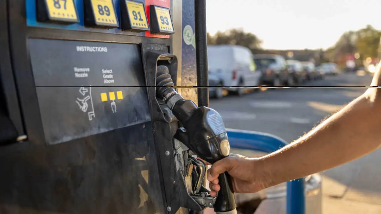 Una persona pone gasolina. / EP