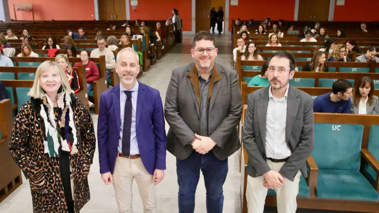 El consejero de Educaci&oacute;n, Sergio Silva (2I), anunci&oacute; que el Presupuesto de 2026 incorporar&aacute; m&aacute;s fondos
para becas de comedor y refuerzo administrativo. / alerta