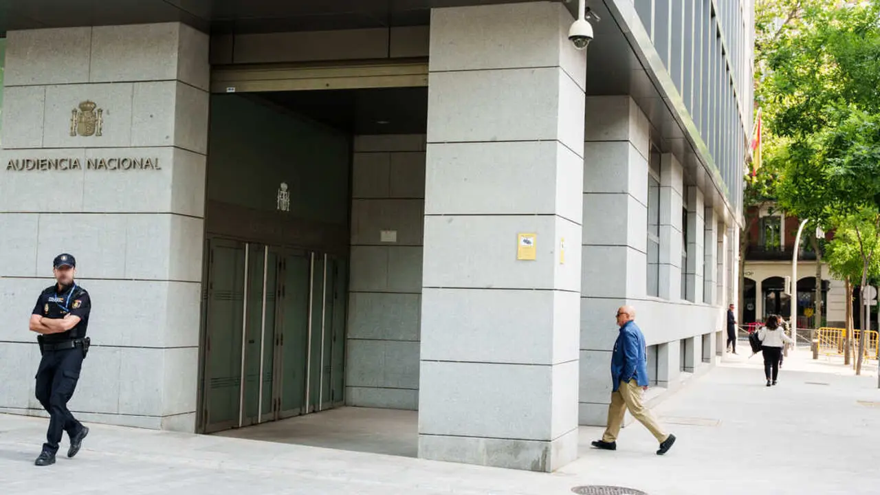 Un pol&iacute;cia en la entrada de la Audiencia Nacional. / EP