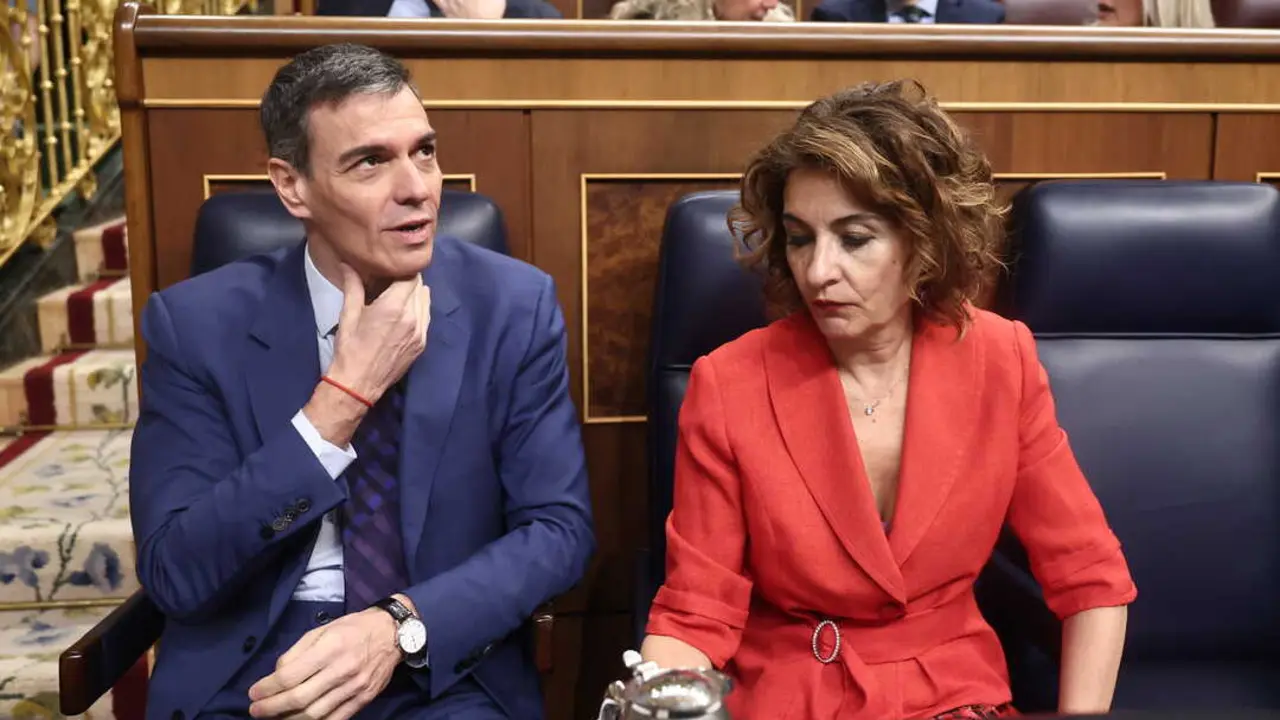 El presidente del Gobierno, Pedro S&aacute;nchez, y la vicepresidenta primera y ministra de Hacienda, Mar&iacute;a Jes&uacute;s Montero. / EP