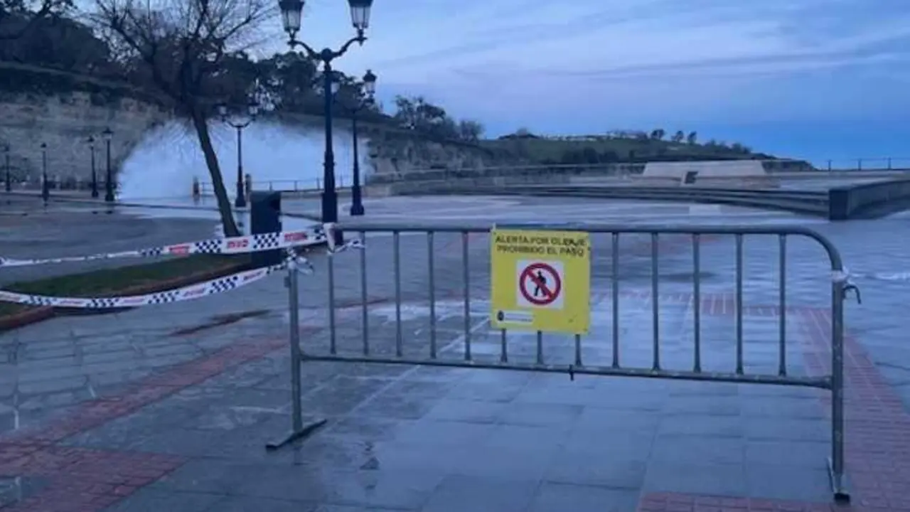 Una zona restringida por el oleaje en Santander. / Archivo / EP