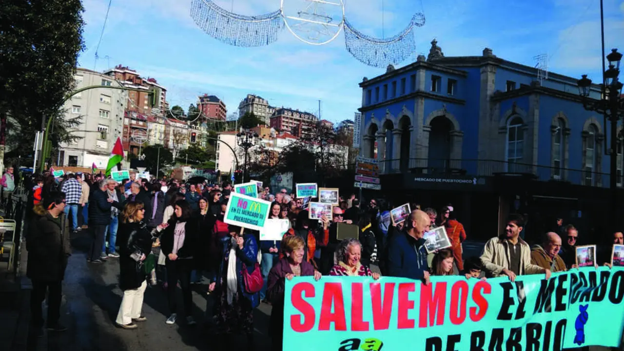 Centenares de santanderinos en una manifiestaci&oacute;n contra el McDonald&rsquo;s de Puertochico. / ep / archivo