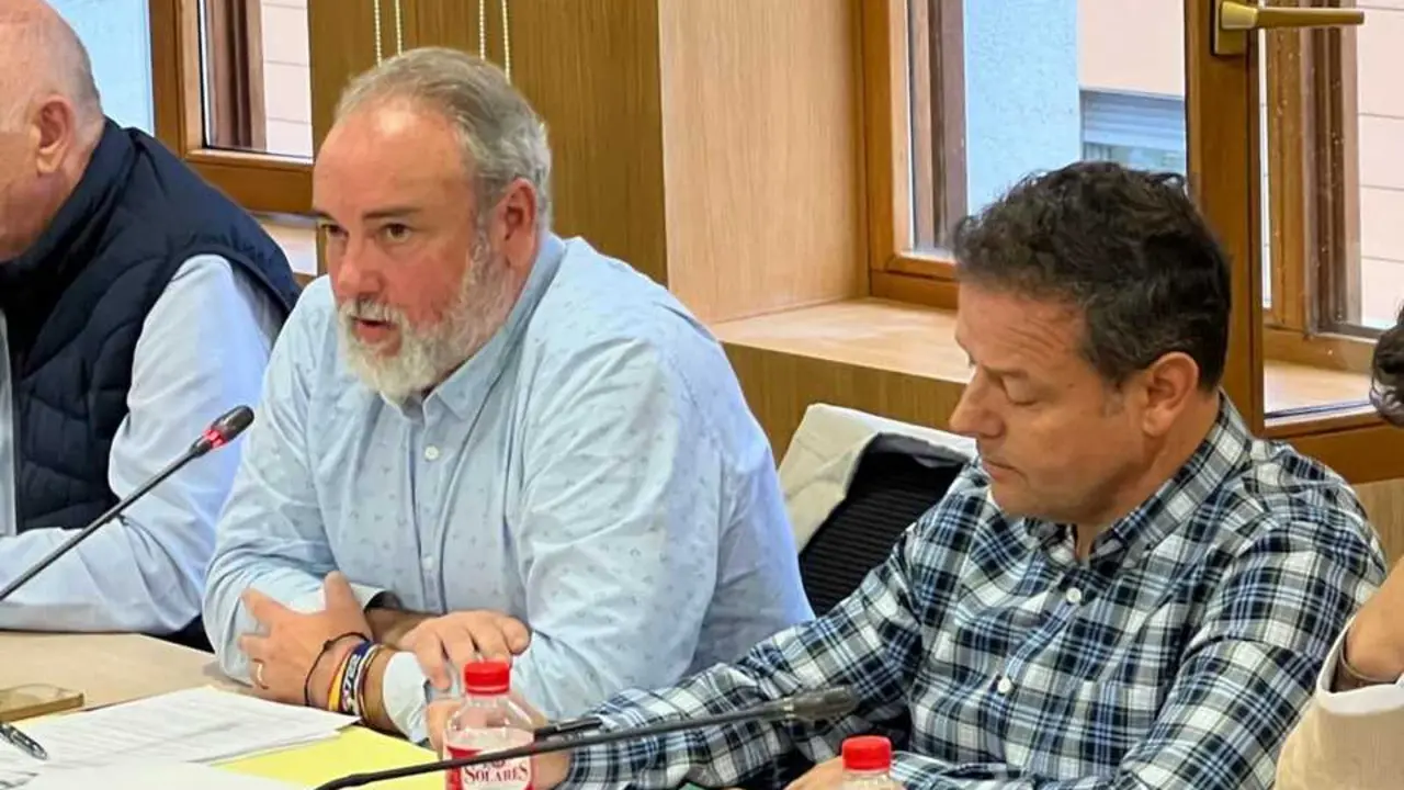 Los concejales de Vox en el Ayuntamiento de Torrelavega, Roberto Garc&iacute;a Corona y Antonio de la Riva. / vox