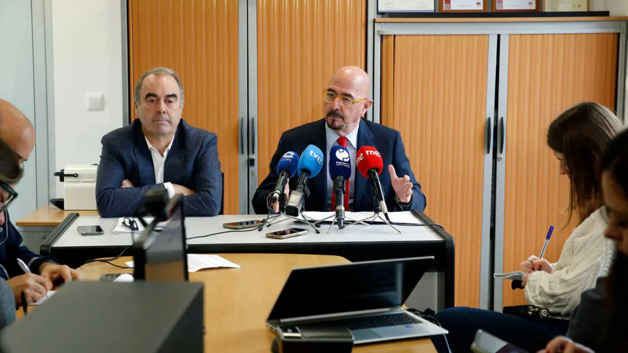 El consejero de Salud, C&eacute;sar Pascual, informa, en rueda de prensa, sobre Cohorte Cantabria. / alerta