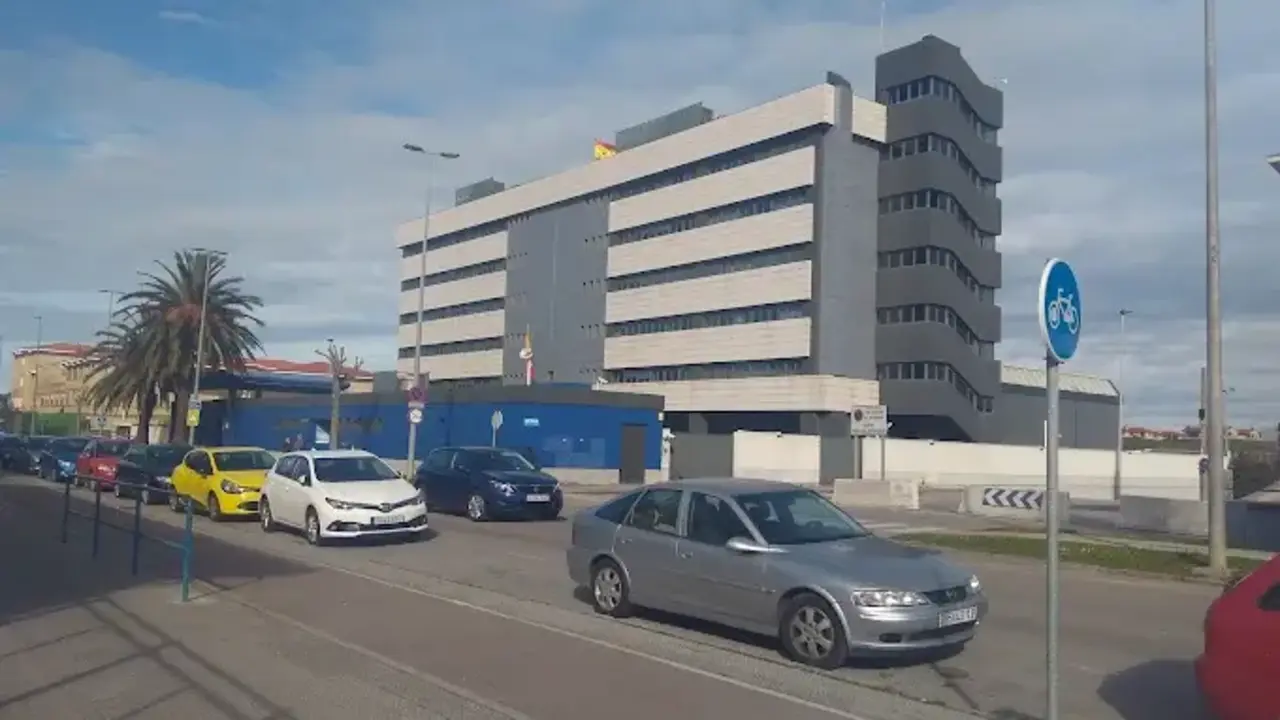 Fachada de la Polic&iacute;a Nacional Brigada Provincial de Extranjeria y Fronteras de Santander. / a.e