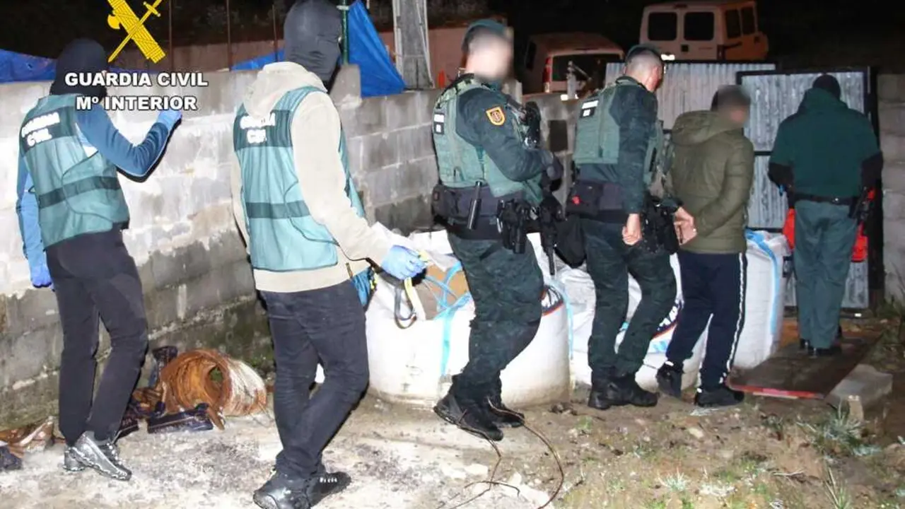 El clan detenido por tr&aacute;fico de drogas y armas en Cantabria blanque&oacute; m&aacute;s de 1,5 millones. / G.C