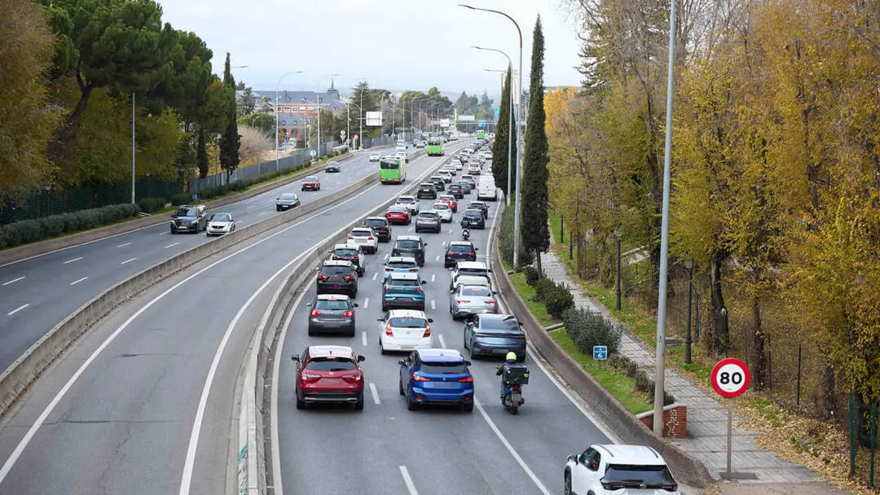 La operaci&oacute;n salida de Semana Santa arranca con importantes novedades, como la obligatoriedad de la se&ntilde;al V-16 y mejoras en los sistemas de informaci&oacute;n al conductor. / EP