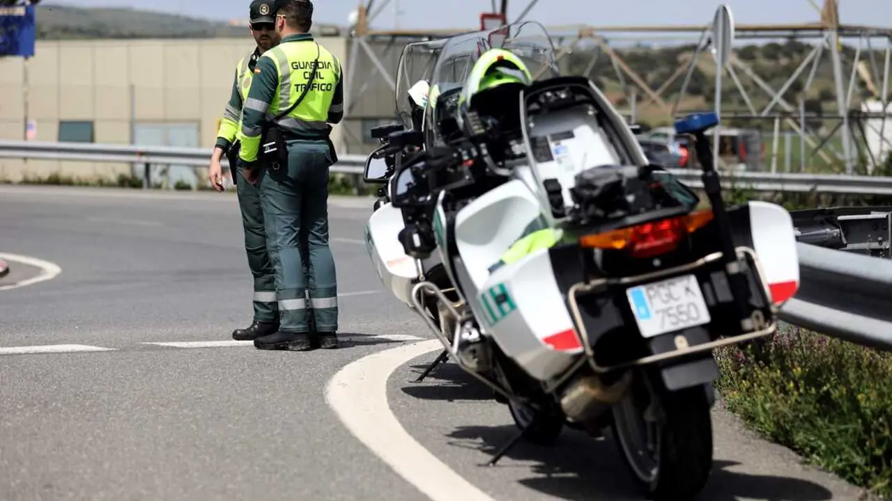 Dos agentes de la Guardia Civil en un control de tr&aacute;fico. / EP