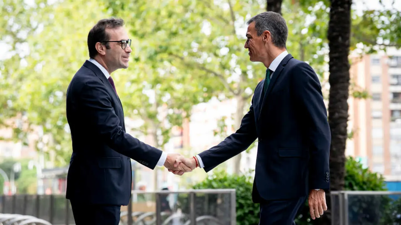 Pedro S&aacute;nchez (d) y Carlos Cuerpo (i). / EP