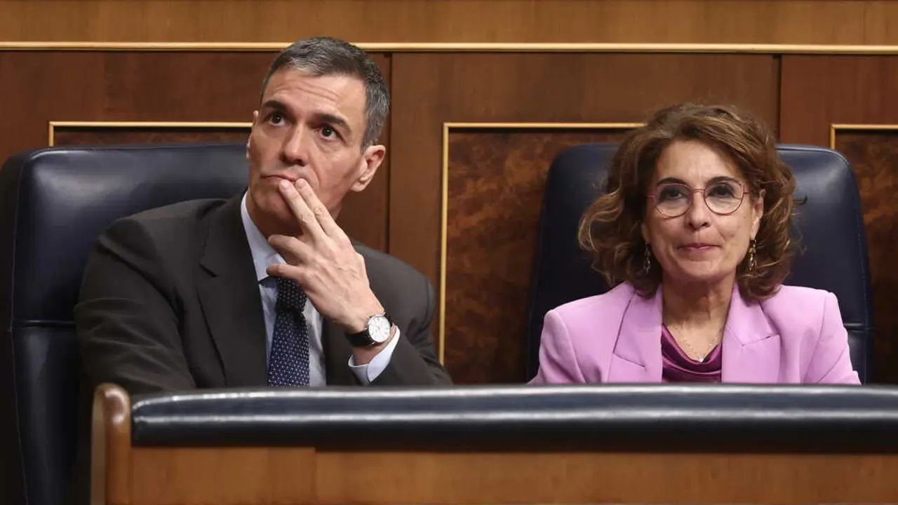 El presidente del Gobierno, Pedro S&aacute;nchez, y la vicepresidenta primera y ministra de Hacienda, Mar&iacute;a Jes&uacute;s Montero. / EP