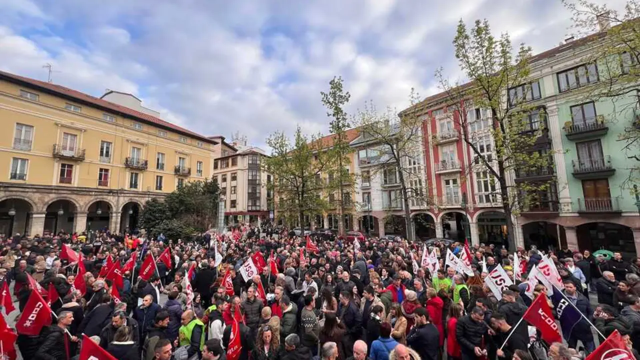 Concentraci&oacute;n contra el ERE de Solvay. / EP