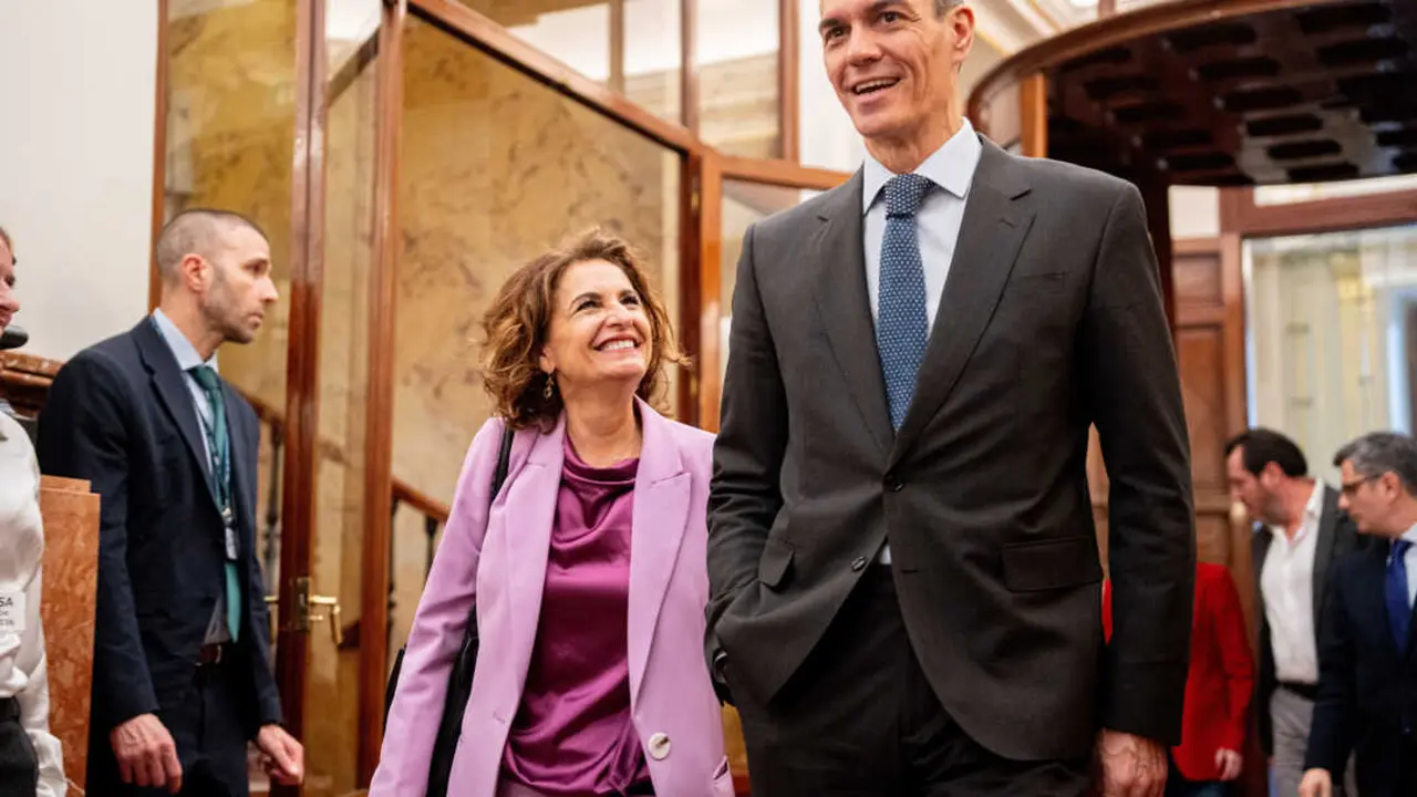 La vicepresidenta primera y ministra de Hacienda, Mar&iacute;a Jes&uacute;s Montero, y el presidente del Gobierno, Pedro S&aacute;nchez. / EP