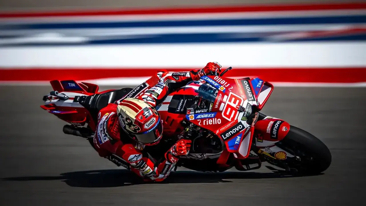 Marc M&aacute;rquez, durante la carrera sprint del GP de las Am&eacute;ricas, en plena inclinaci&oacute;n con su Ducati en el circuito de Austin.