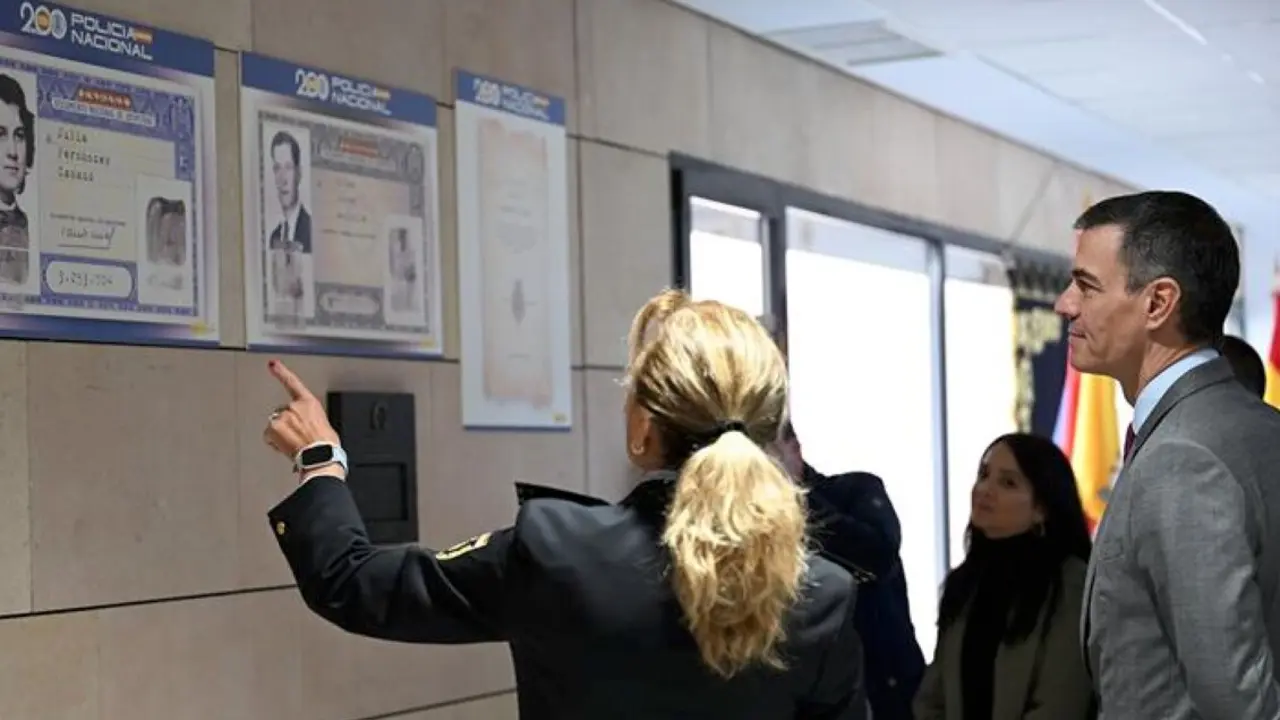 El presidente del Gobierno, Pedro S&aacute;nchez, durante una visita a dependencias de la Polic&iacute;a Nacional en la que se presentan avances en la digitalizaci&oacute;n del DNI, en una imagen de archivo.