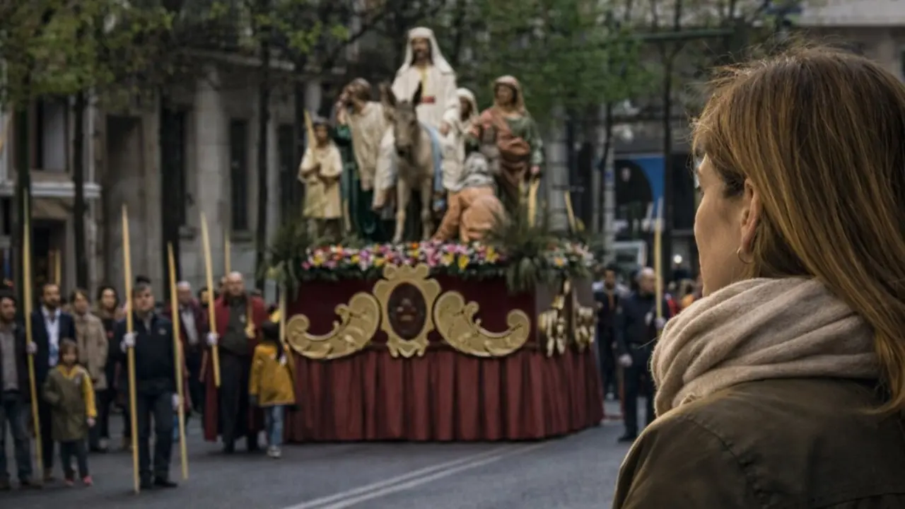 Una procesi&oacute;n del Domingo de Ramos recorre las calles de Santander ante la mirada de los fieles, en una imagen de archivo de la Semana Santa c&aacute;ntabra.