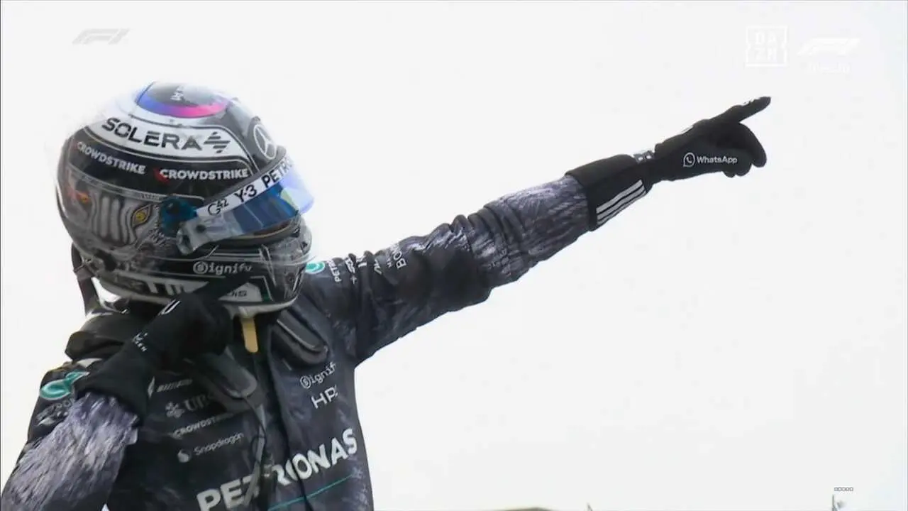 Kimi Antonelli celebra su victoria en Jap&oacute;n tras convertirse, con 19 a&ntilde;os y 216 d&iacute;as, en el piloto m&aacute;s joven en liderar el Mundial de F&oacute;rmula 1.