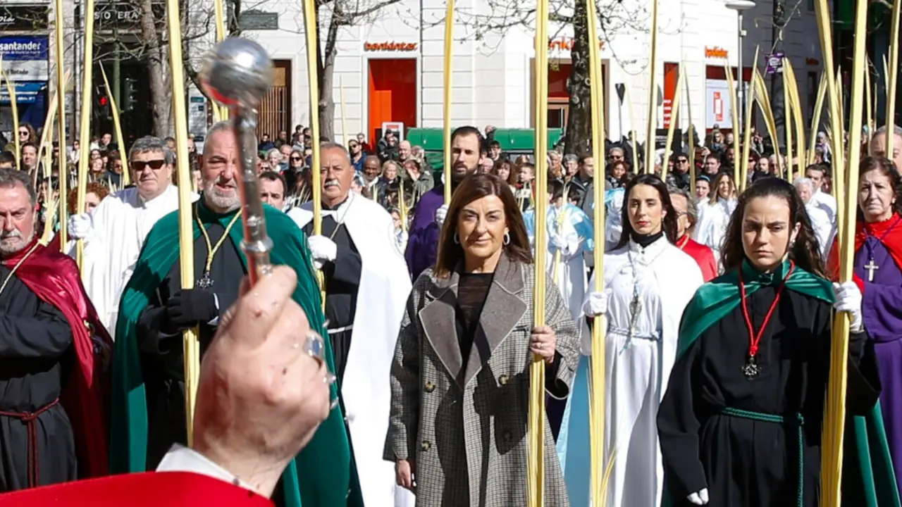 El obispo Arturo Ros bendice las palmas en Santander ante cientos de fieles y cofrades en el inicio de la procesi&oacute;n del Domingo de Ramos.