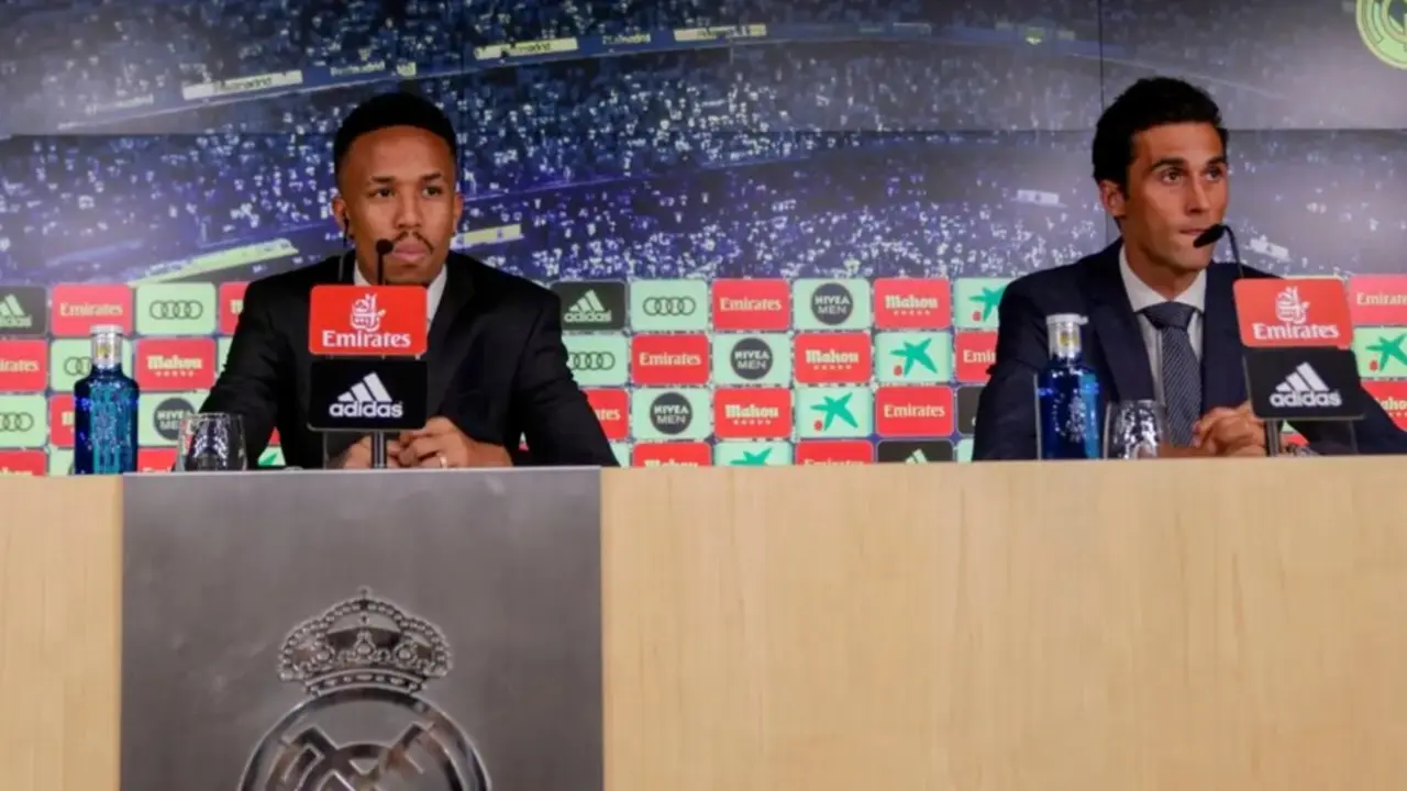 &Eacute;der Militao comparece en su presentaci&oacute;n con el Real Madrid junto a &Aacute;lvaro Arbeloa, entonces embajador del club y hoy entrenador del primer equipo.