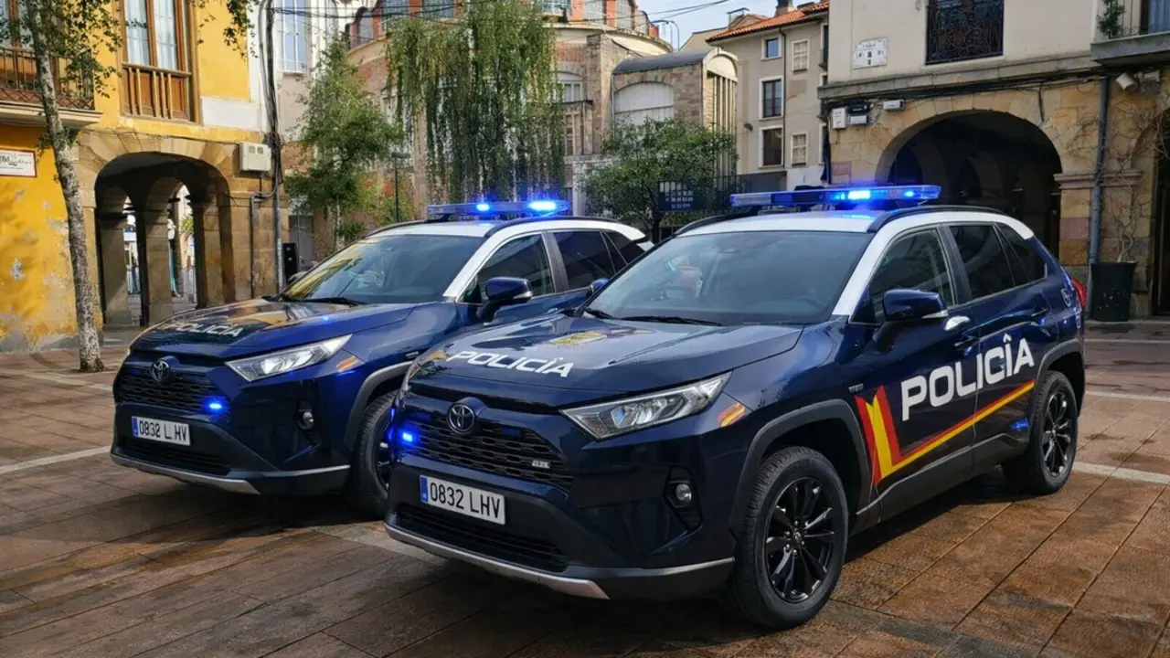 Veh&iacute;culos de la Polic&iacute;a Nacional en Torrelavega, junto a la Plaza Roja, en una imagen de presencia y control en el centro urbano.