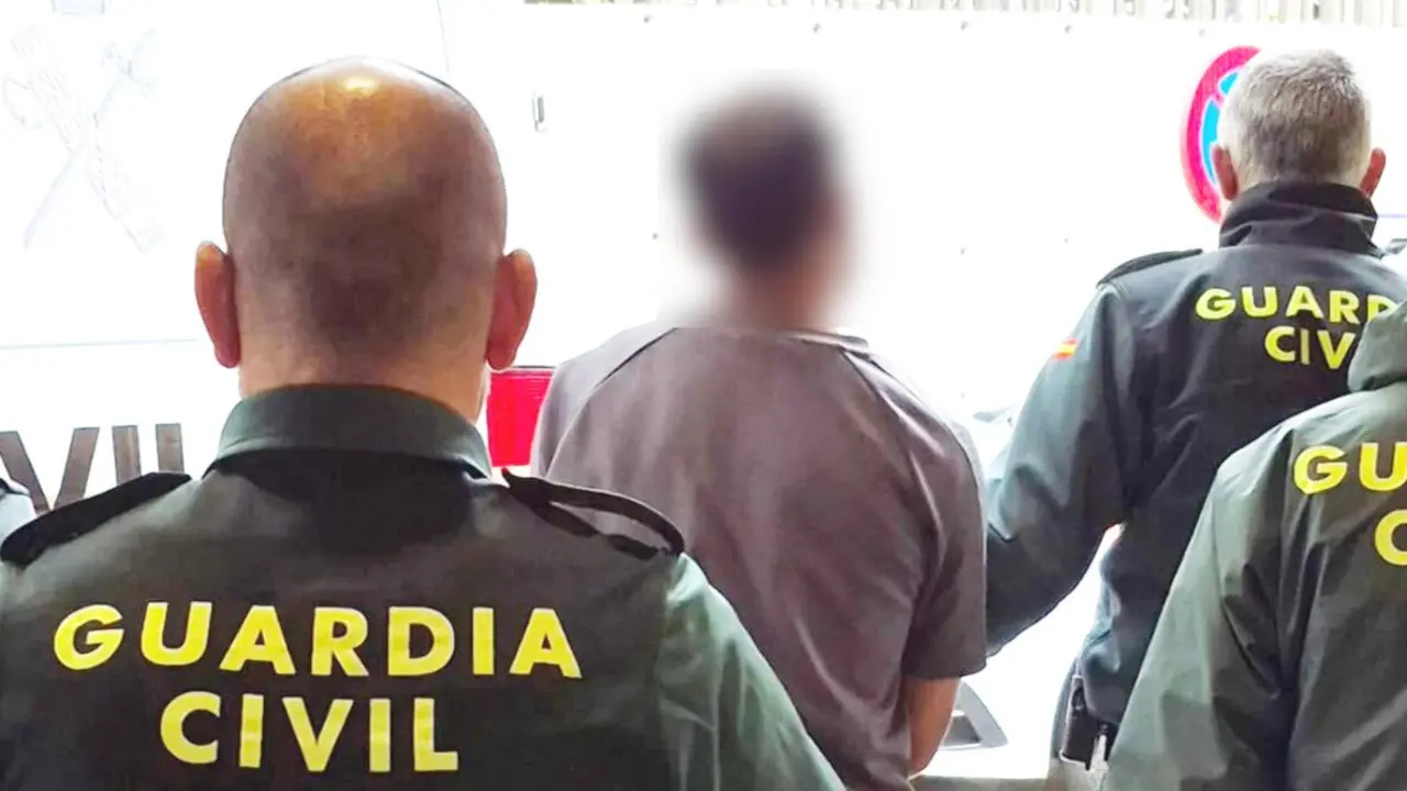 La Guardia Civil traslada a dependencias policiales al detenido, arrestado en Santa Cruz de Bezana tras intentar forzar un veh&iacute;culo y protagonizar un episodio violento durante su detenci&oacute;n.