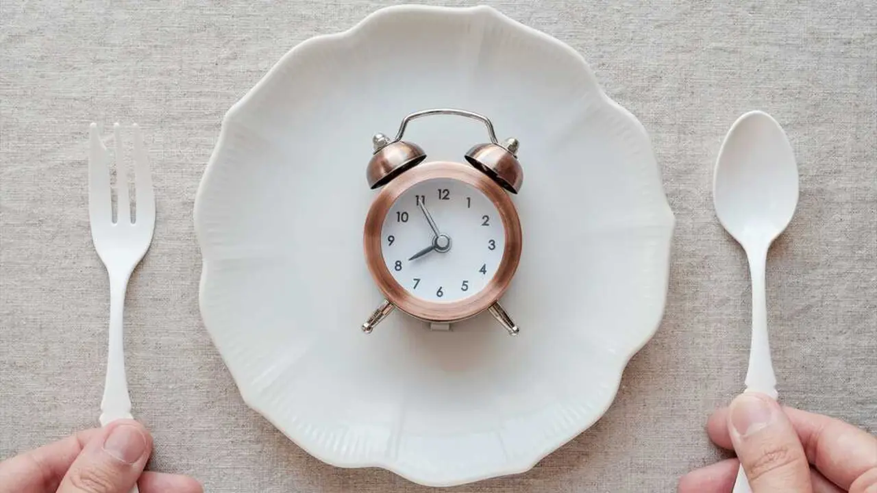 Un reloj en un plato. / EP / Archivo