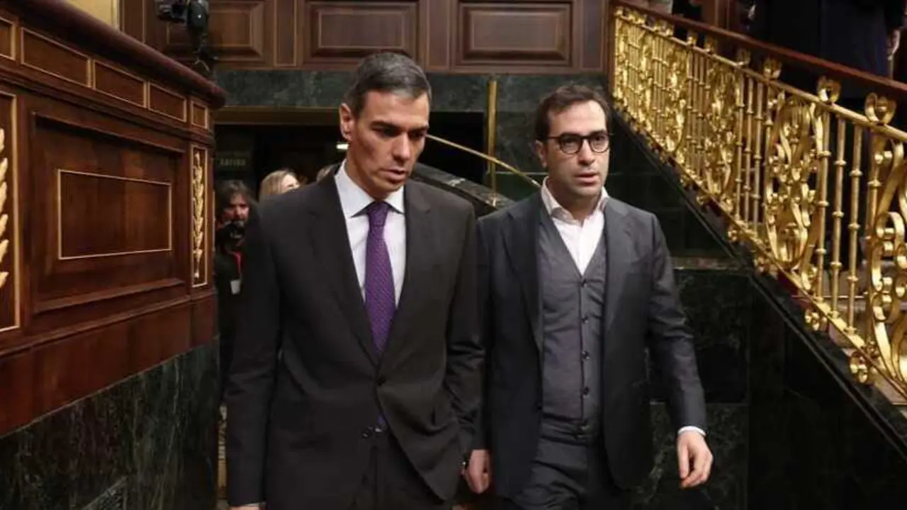 El presidente del Gobierno, Pedro S&aacute;nchez (i), y el ministro de Econom&iacute;a y Comercio, Carlos Cuerpo (d). / EP