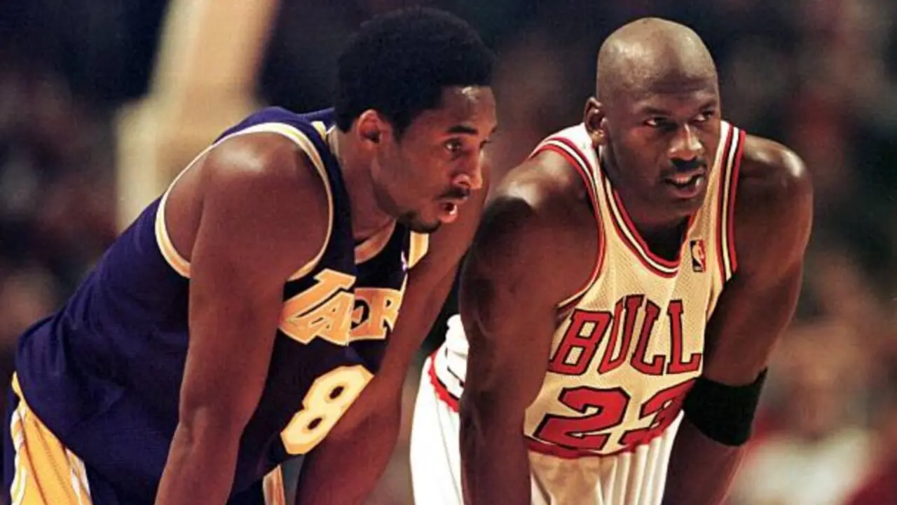 Kobe Bryant y Michael Jordan, dos generaciones frente a frente en el United Center durante un hist&oacute;rico duelo entre Lakers y Bulls.