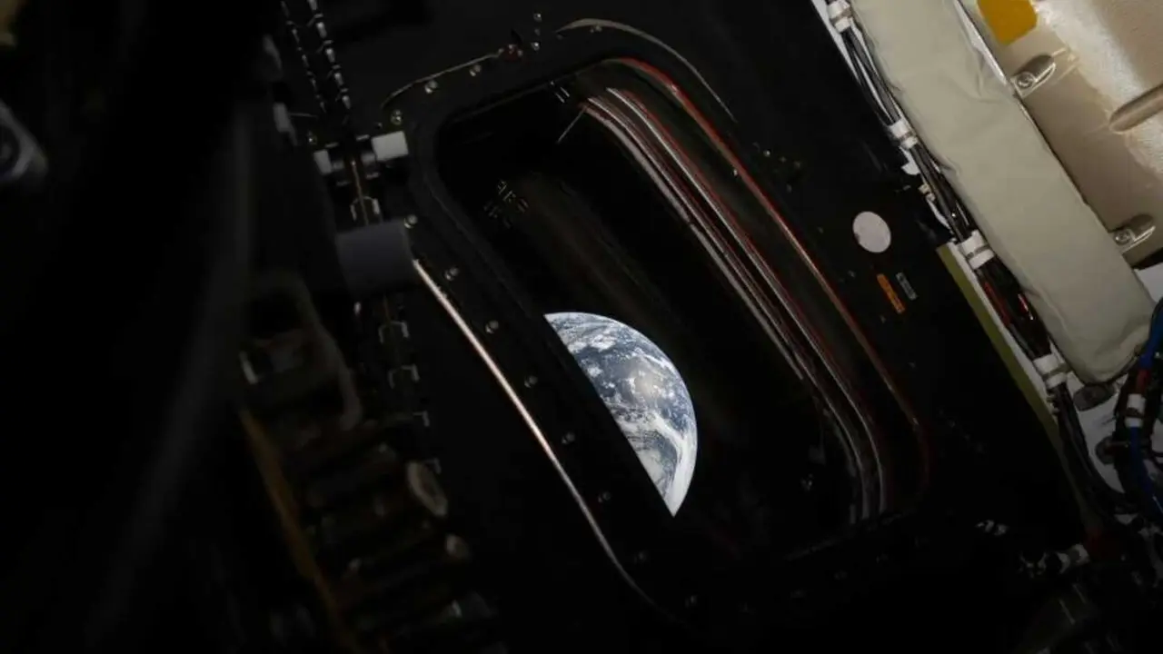 Vista de la Tierra a trav&eacute;s de la ventanilla de la c&aacute;psula Ori&oacute;n durante la misi&oacute;n Artemis II, una imagen que une tecnolog&iacute;a y fragilidad humana en el espacio profundo.