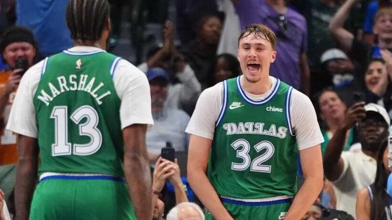 Cooper Flagg celebra su hist&oacute;rica actuaci&oacute;n con los Mavericks tras firmar 51 puntos, mientras el p&uacute;blico enloquece en Dallas.