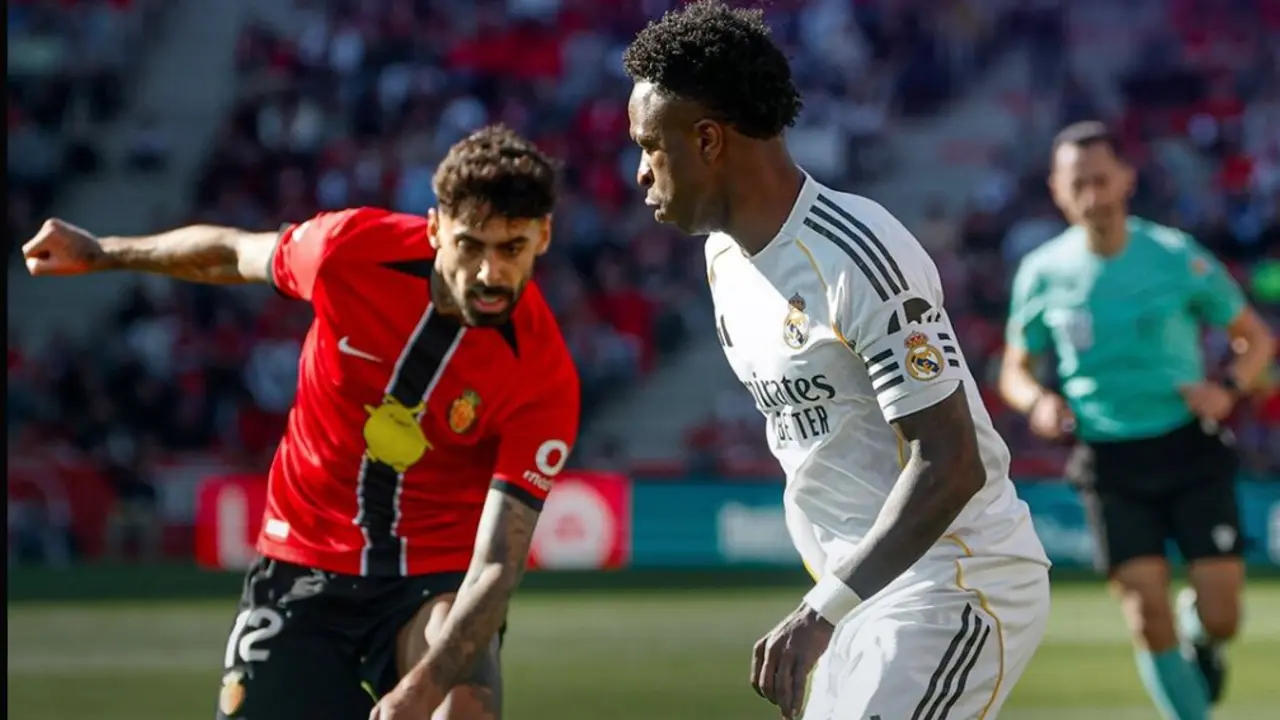 Vinicius Jr. encara a su rival durante la derrota del Real Madrid en Son Moix, en un partido marcado por la falta de acierto blanco y el golpe final del Mallorca en el descuento.