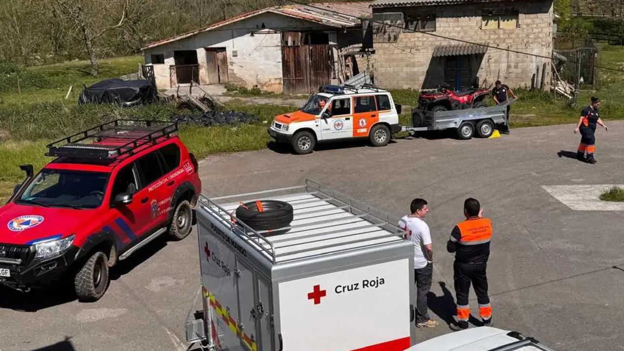 Dispositivo de b&uacute;squeda desplegado en Santiurde de Toranzo, con efectivos de emergencias, Cruz Roja y voluntarios trabajando sobre el terreno para localizar al hombre desaparecido.