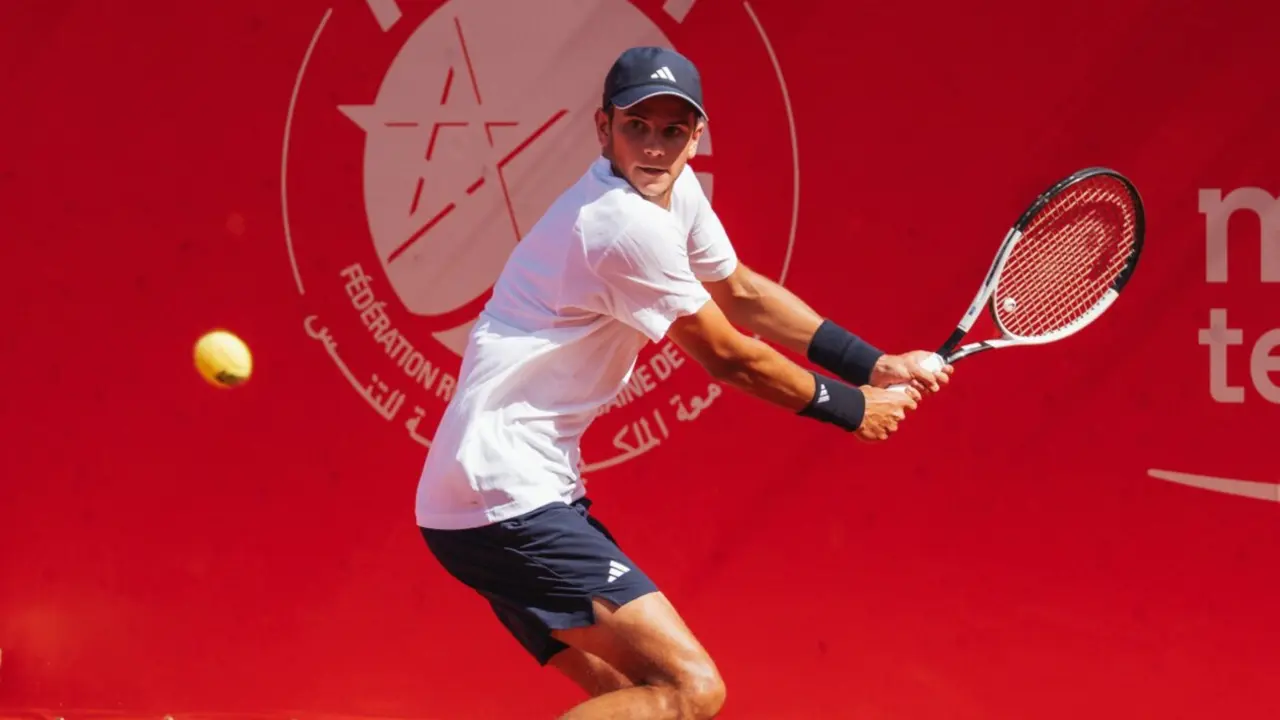 Rafa J&oacute;dar, durante la final del ATP de Marrakech, en una acci&oacute;n de rev&eacute;s que simboliza su irrupci&oacute;n en la &eacute;lite con solo 19 a&ntilde;os.