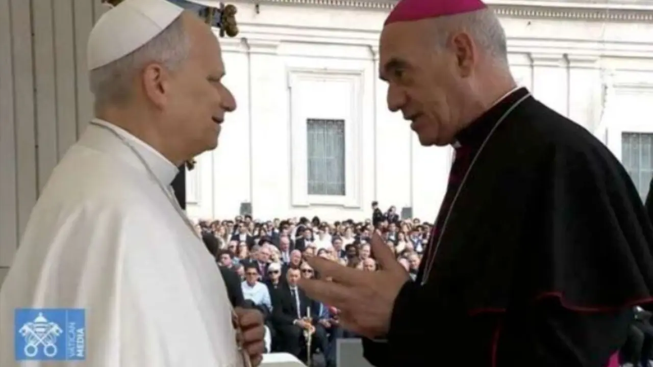 El obispo de Santander, Arturo Ros, conversa con el Papa durante una audiencia en el Vaticano, en una imagen de archivo.