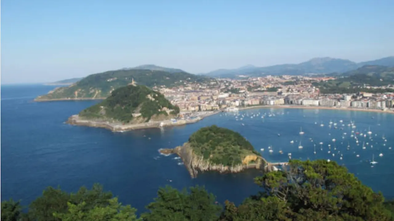 . Entre playas urbanas, parques hist&oacute;ricos, esculturas frente al mar y montes con vistas panor&aacute;micas, cada rinc&oacute;n ofrece una perspectiva diferente de Donostia. / EP