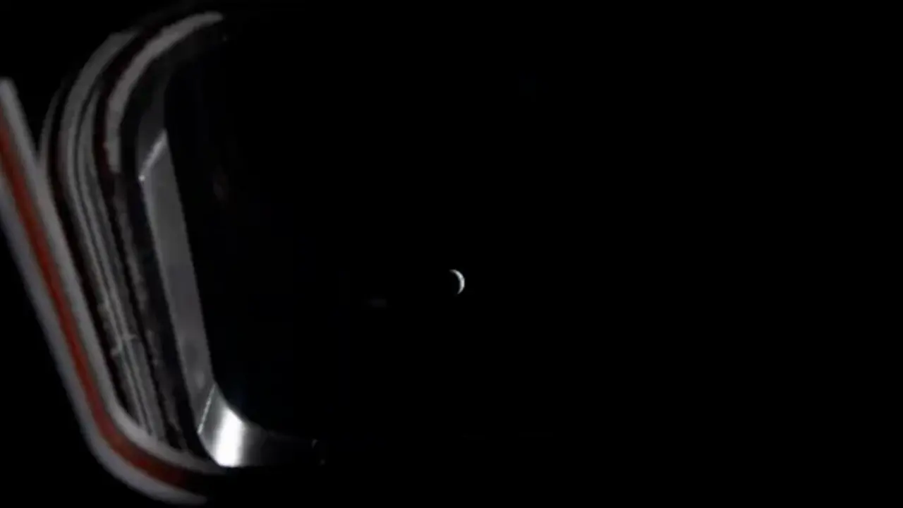 La Tierra se observa a trav&eacute;s de una ventana de la nave espacial Ori&oacute;n el 5 de abril de 2026, en el cuarto d&iacute;a de la misi&oacute;n Artemis II a la Luna. (NASA/X)