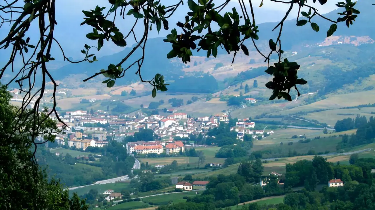 Vista de la comarca de Li&eacute;bana, con el entorno natural que rodea el Monasterio de Santo Toribio, uno de los grandes centros de peregrinaci&oacute;n del cristianismo en Cantabria.
