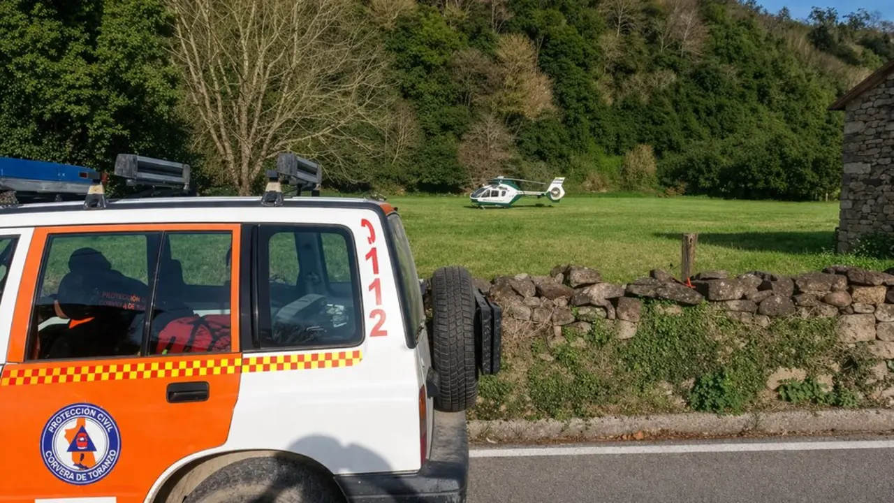 El helic&oacute;ptero y los equipos de emergencia rastrean el entorno rural de Santiurde de Toranzo en una nueva jornada de b&uacute;squeda del hombre desaparecido.
