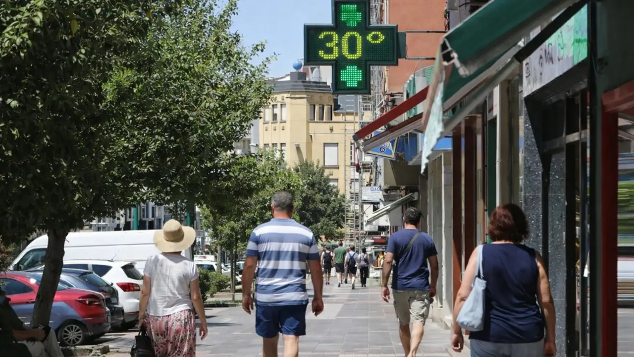 Varias personas caminan en una calle de Santander bajo el calor de primavera.