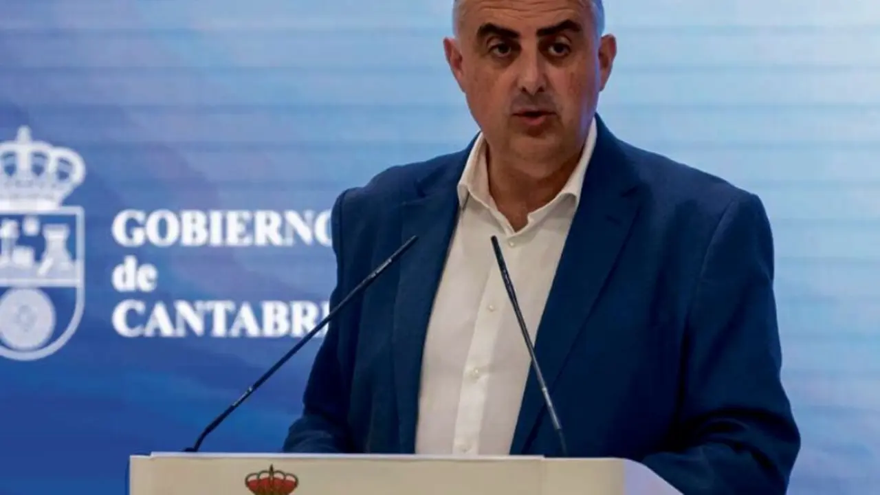 El consejero de Fomento, Roberto Media, informa en rueda de prensa. / ALERTA