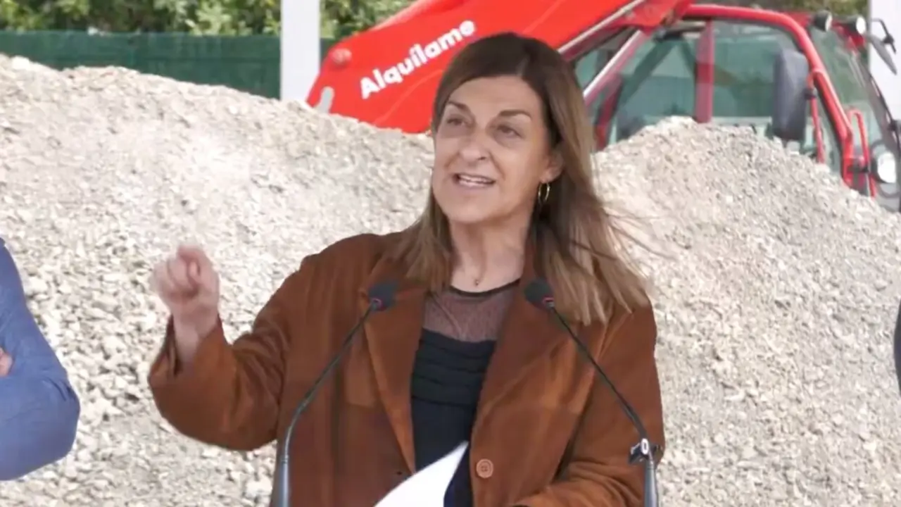La presidenta de Cantabria, Mar&iacute;a Jos&eacute; S&aacute;enz de Buruaga, durante la presentaci&oacute;n del nuevo polideportivo municipal en Argo&ntilde;os.